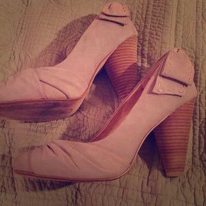 Beautiful high heal shoes!